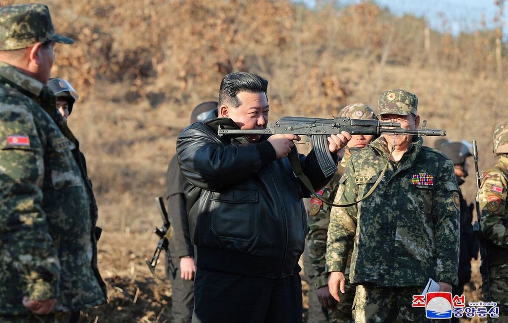 Dalam foto yang diambil pada 6 Maret 2024, terlihat Pemimpin Korea Utara Kim Jong Un menginspeksi pusat latihan pasukannya di area yang tidak disebutkan di Korut. 