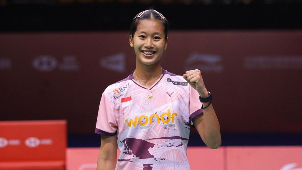 Putri Kusuma Wardani akan menjalani final Hong Kong Terbuka setelah mengalahkan Tomoka Miyazaki (Jepang) pada laga semifinal. Pada pertandingan di Hong Kong Coliseum, Jumat (13/9/2024), Putri menang dengan skor 22-20, 21-23, 21-18.