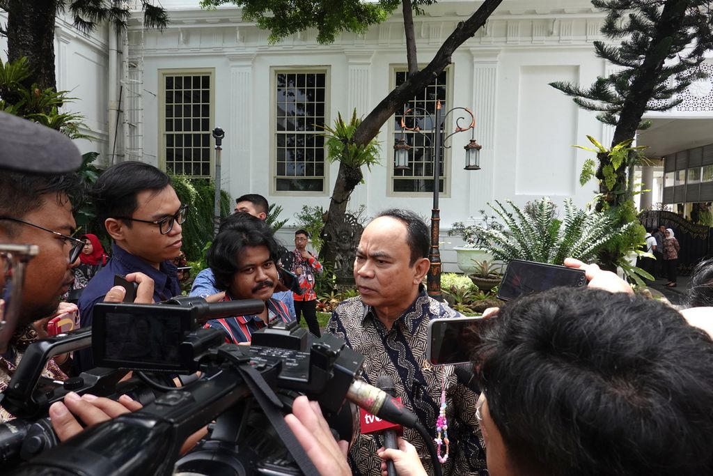When asked about the truth behind President Jokowi's support for presidential candidate Prabowo, the Chairman of Pro Jokowi Volunteers (Projo), Budi Arie Setiadi, stated that President Jokowi's support was already clear. Budi Arie revealed this at the Presidential Palace Complex in Jakarta on Friday (5/1/2023).