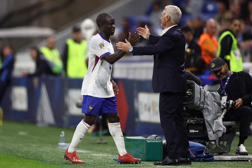 Pelatih Perancis Didier Deschamps (kanan) memeluk N’Golo Kante (kiri) saat melawan Belgia pada laga Grup A2 Liga Nasional Eropa di Stadion Groupama, Lyon, Perancis, Selasa (10/9/2024) dini hari WIB. 