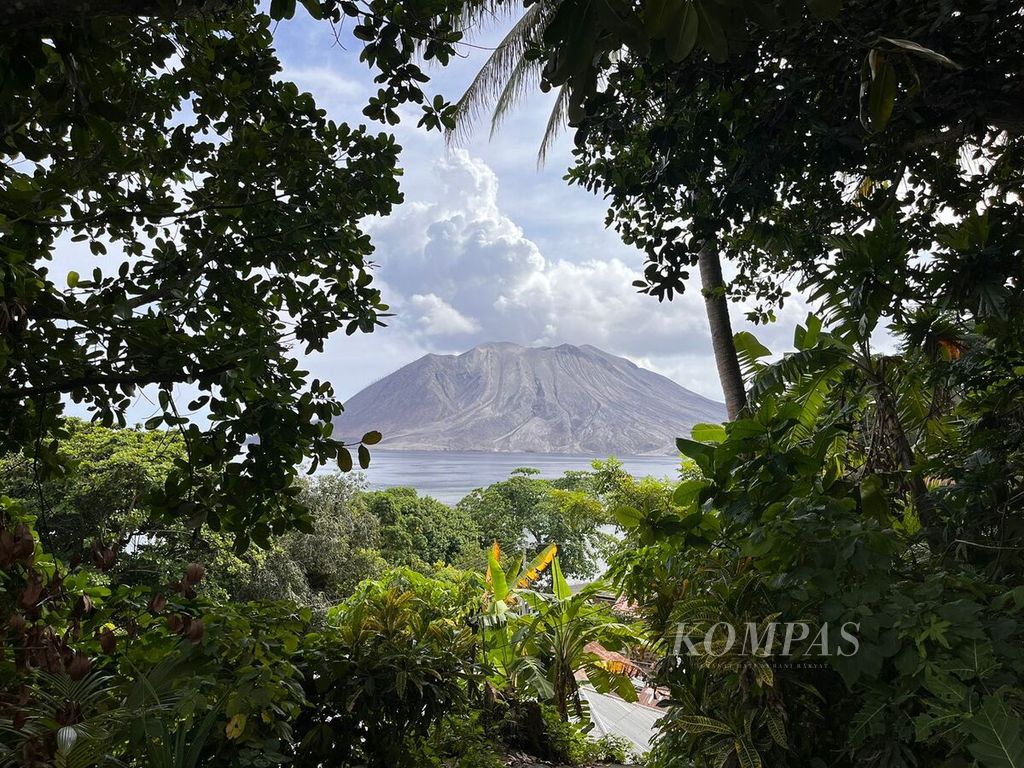 View of Mount Ruang from the Mount Ruang Monitoring Post, Tagulandang, Sitaro Regency, North Sulawesi, Thursday (9/5/2024).