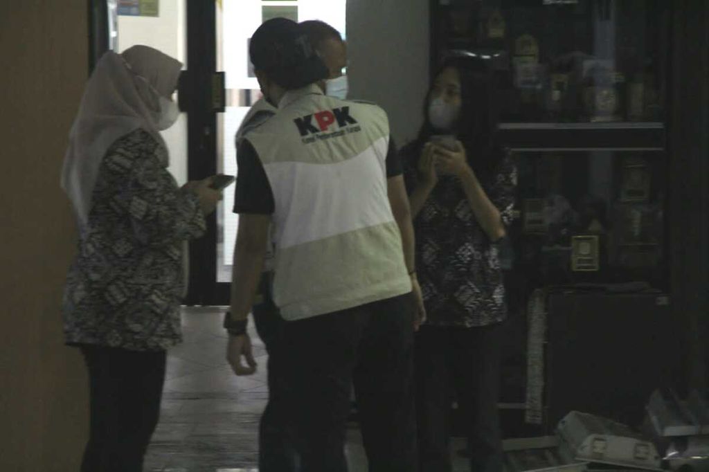 Petugas Komisi Pemberantasan Korupsi berbincang dengan pegawai Pemerintah Kota Yogyakarta, Selasa (7/6/2022), di dekat ruang Kepala Dinas Penanaman Modal dan Pelayanan Terpadu Satu Pintu Kota Yogyakarta.