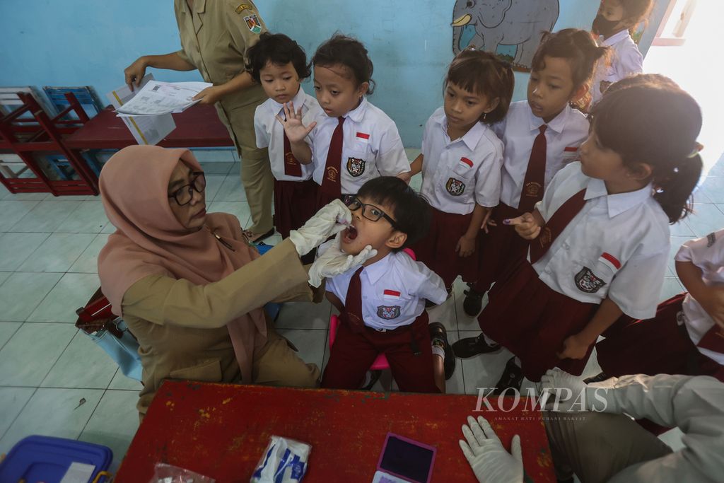 Murid SD mendapat imunisasi polio di SD Kanisius Pendowo, Kota Magelang, Jawa Tengah, Senin (19/2/2024).