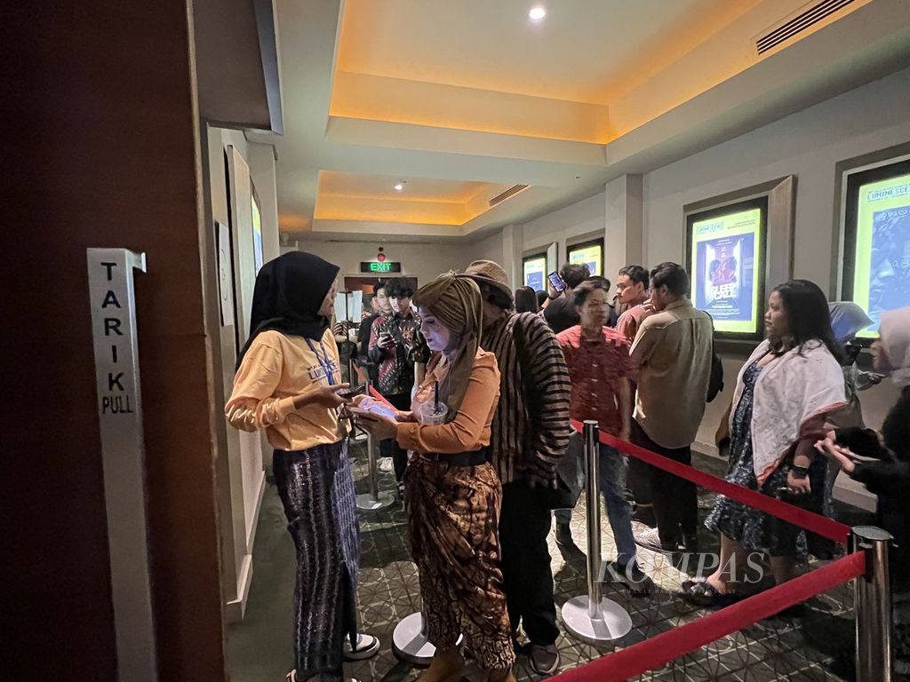 Para penonton tengah memindai tiket yang sudah dibeli secara daring pada hari kedua Jogja-Netpac Asian Film Festival Ke-18, Minggu (26/11/2023). JAFF Ke-18 tidak melayani lagi pembelian tiket langsung dan tidak ada penukaran tiket fisik dari pembelian daring.