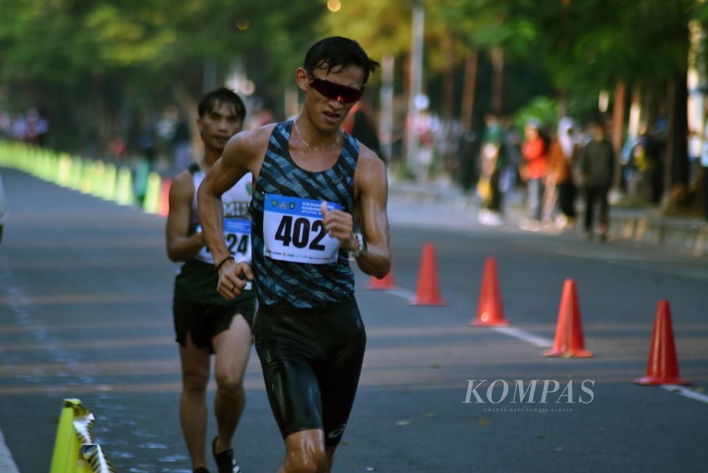 Aksi Hendro Yap saat mengikuti perlombaan jalan cepat 20 kilometer Kejuaraan Nasional Atletik di jalanan sekitar Stadion Sriwedari, Solo, Jawa Tengah, Minggu (25/6/2023). Hendro yang mewakili Jawa Barat meraih emas dengan waktu 1 jam 34 menit 28 detik, atlet Jawa Timur Angga Septiyan meraih perak dengan 1 jam 38 menit 54 deti, dan atlet Sumatera Utara Syafaad Tarigan meraih perunggu dengan 1 jam 41 menit 22 detik. (KOMPAS/ADRIAN FAJRIANSYAH)