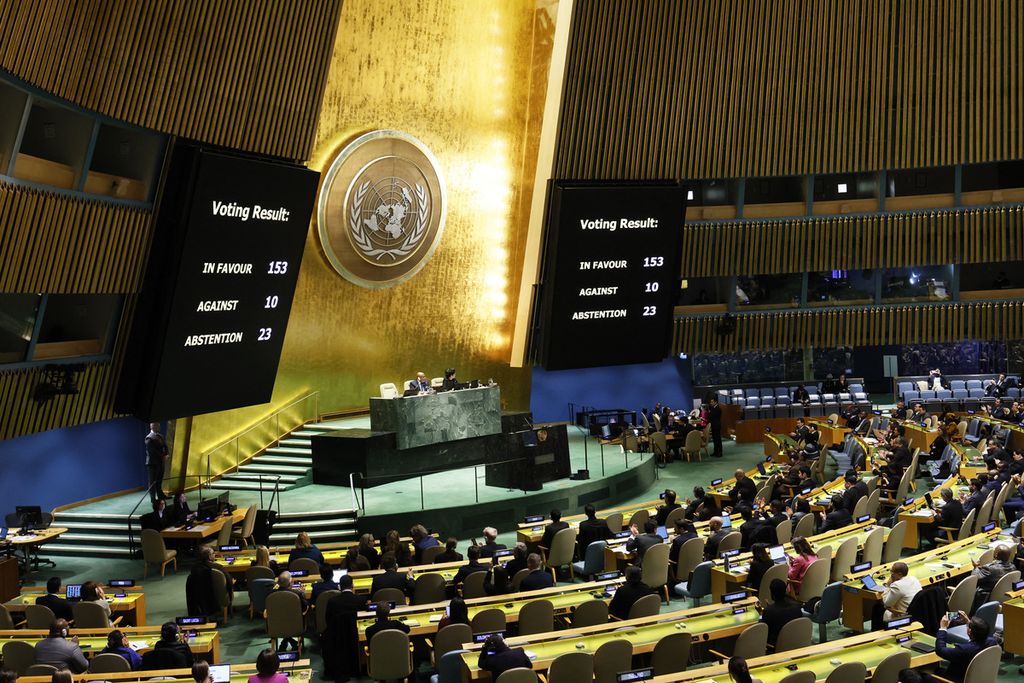 Hasil pemungutan suara rancangan resolusi terlihat di layar saat Majelis Umum PBB mengadakan sidang khusus darurat mengenai perang Israel-Hamas di markas besar PBB, Selasa (12/12/2023). 