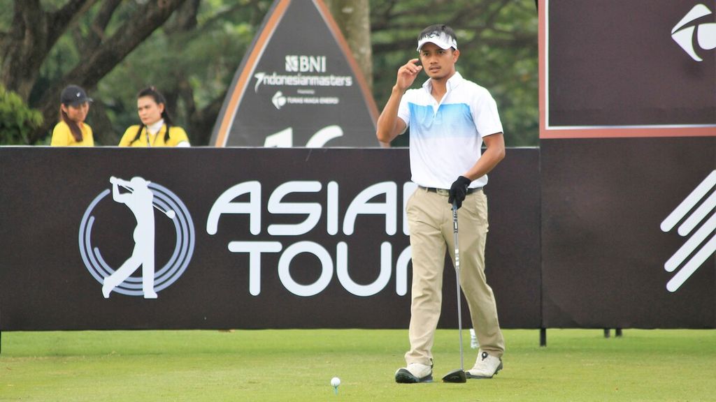 Pegolf Indonesia, Kevin Caesario Akbar, saat mengikuti putaran final turnamen BNI Indonesian Masters presented by TNE di Royale Jakarta Golf Club, Sabtu (3/12/2022). Pegolf berusia 24 tahun ini menjadi satu-satunya wakil Indonesia yang melangkah ke dua putaran final.