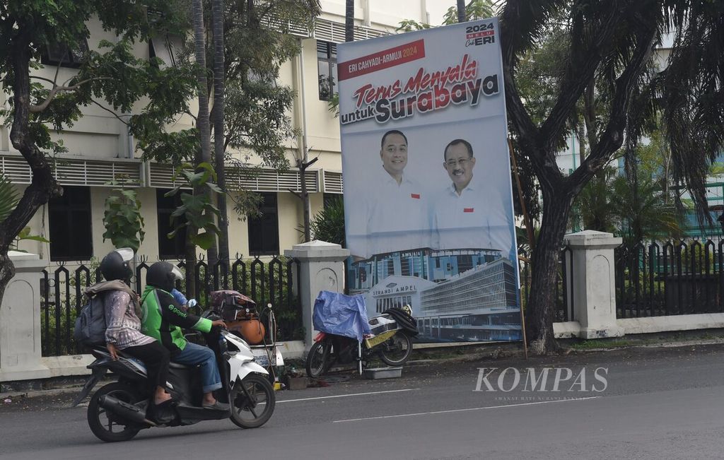 Spanduk bergambar Wali Kota dan Wakil Wali Kota Surabaya Eri Cahyadi dan Armuji yang maju dalam Pilkada 2024 ini terpasang di Jalan Indrapura, Surabaya, Jumat (28/6/2024). Hingga saat ini, baru spanduk pasangan Eri Cahyadi dan Armuji yang dipasang di banyak lokasi di Kota Surabaya.