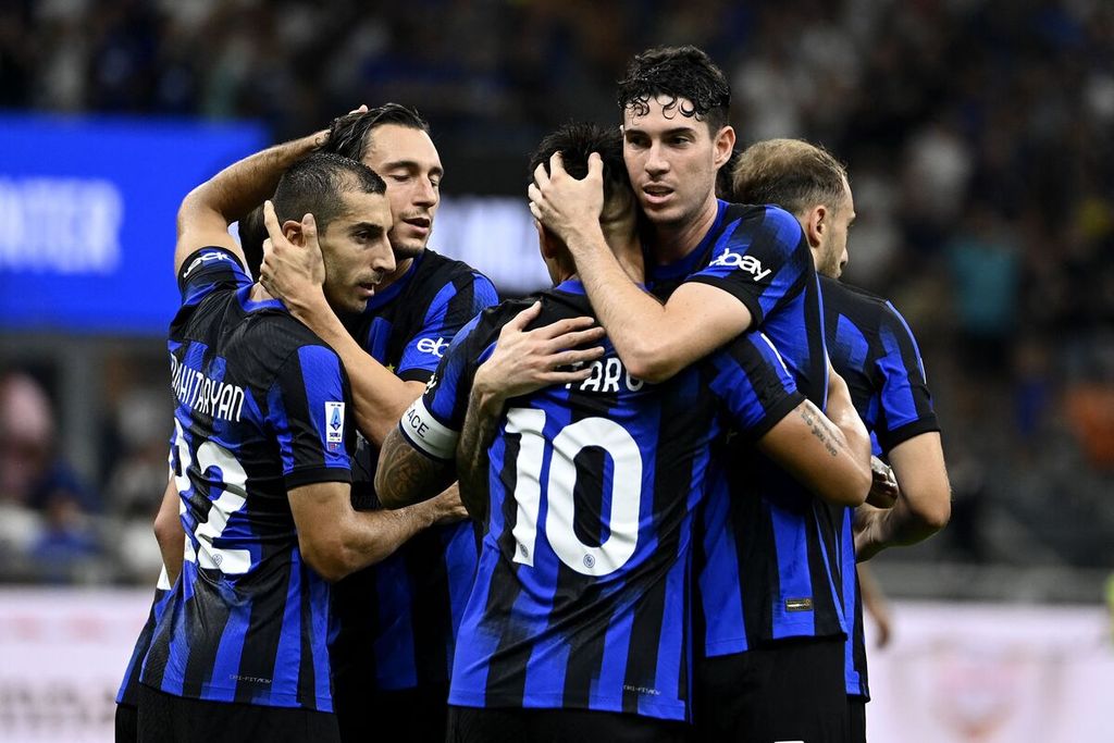 Penyerang Inter Milan, Lautaro Martinez, melakukan selebrasi bersama rekan setim dalam pertandingan Liga Italia antara Inter Milan dan Monza di Stadion Giuseppe Meazza, Milan, Italia, Minggu (20/8/2023). Inter Milan menaklukkan Monza, 2-0. 