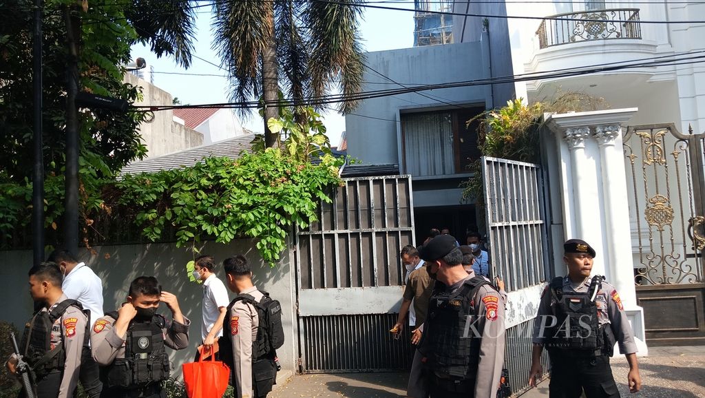 Penyidik Ditreskrimsus Polda Metro Jaya keluar dari rumah nomor 46 Jalan Kertanegara 73 A, Kebayoran Baru, Jakarta Selatan, dengan membawa tas, Kamis (26/10/2023). Rumah ini diduga sebagai rumah aman atau <i>safe house</i> Ketua KPK Firli Bahuri.