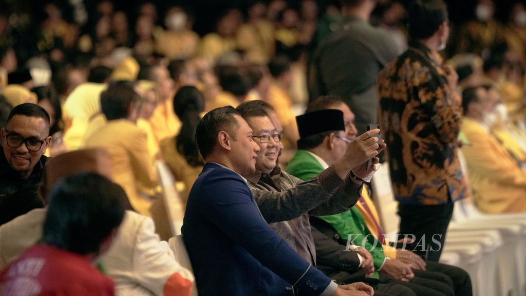 Ketua Umum Demokrat Agus Harimurti Yudhoyono dan Ketua Umum Perindo Hary Tanoesoedibjo berswafoto dalam acara puncak peringatan Hari Ulang Tahun Ke-58 Partai Golkar di JIExpo Kemayoran, Jakarta Pusat, Jumat (21/10/2022). 