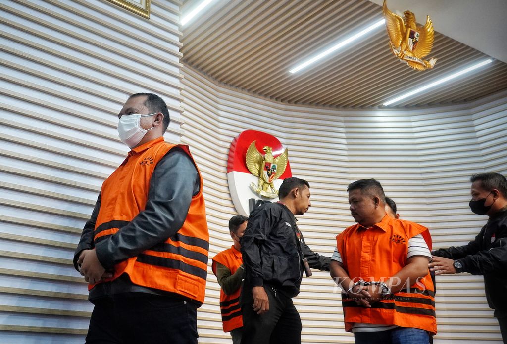 Bupati Labuhan Batu Erik Adtrada Ritonga bersama para tersangka lain yang ditangkap dalam Operasi Tangkap Tangan (OTT) dihadirkan dalam ekspos penahanan di Gedung Komisi Pemberantasan Korupsi (KPK), Jakarta, Jumat (12/1/2024).