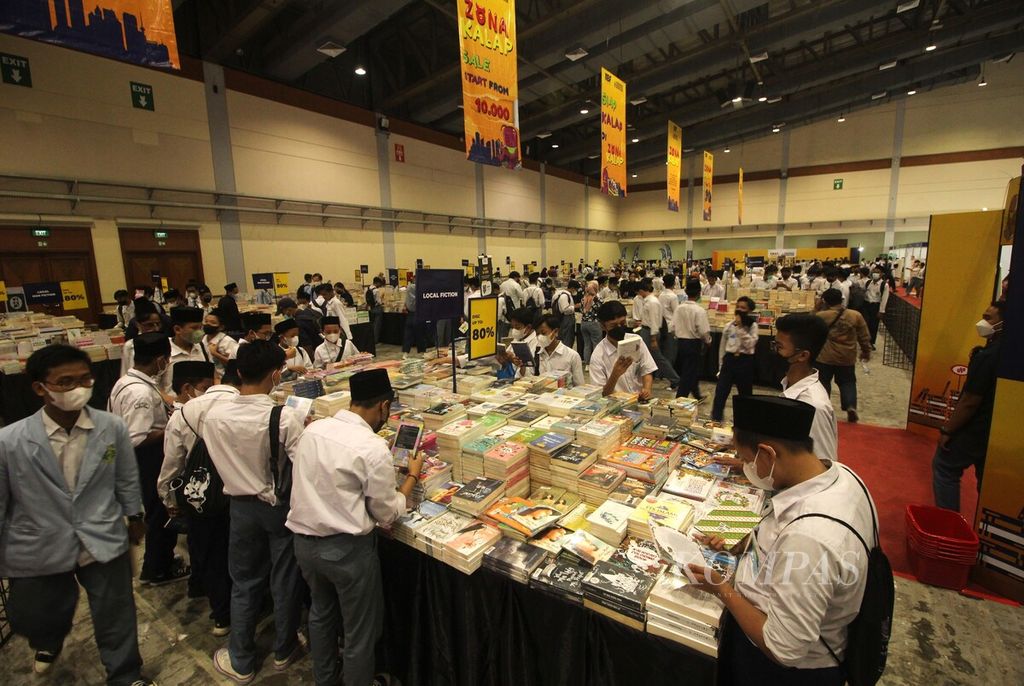 Sejumlah pelajar menghadiri Indonesia International Book Fair (IIBF) 2022 di Jakarta Convention Center, DKI Jakarta, Kamis (10/11/2022).