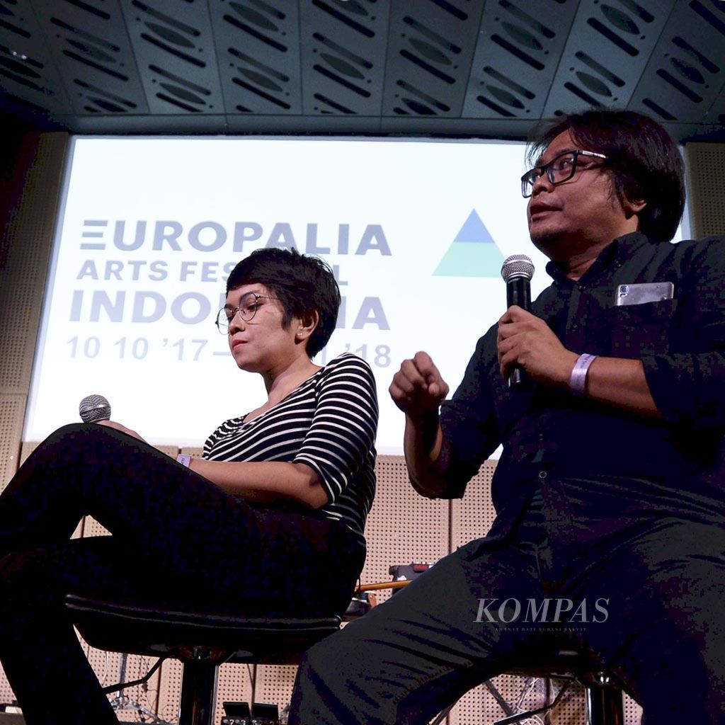 The Kick-Off for the Europalia Arts Festival Indonesia took place as local comic artists Sheila Rooswita (left) and Hikmat Darmawan discussed their upcoming participation in the festival, which will be held in Brussels, Belgium from October 10th, 2017 to January 21st, 2018. The festival will feature 486 artists and 226 programs from Indonesia and will run for 104 days. The Kick-Off event was held at the Galeri Indonesia Kaya, Grand Indonesia, Jakarta on Tuesday (10/3). Kompas/Wawan H Prabowo (WAK) 10-03-2017