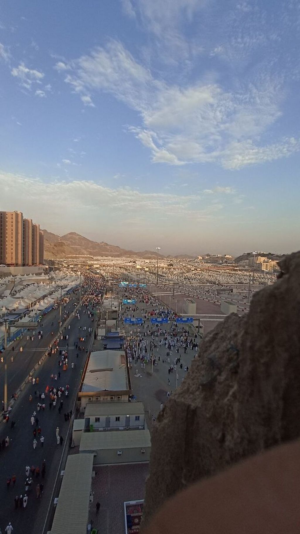 Suasana senja di di Mina, Arab Saudi, menjelang maghrib, pertengahan Juli 2022. Mina menjadi salah satu tempat amalan haji, yaitu jamarat atau melempar kerikil ke tiga tugu simbol setan.