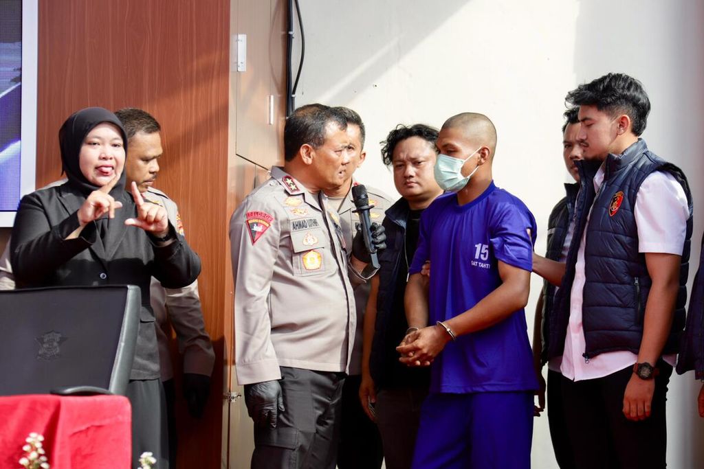 Kepala Polda Jateng Inspektur Jenderal Ahmad Luthfi menanyai IRW (27), pelaku pembunuhan terhadap BH (37) saat dihadirkan dalam konferensi pers di kantor Polres Boyolali, Selasa (7/5/2024). Akibat perbuatannya, IRW dijerat dengan pasal berlapis dan terancam pidana mati. 