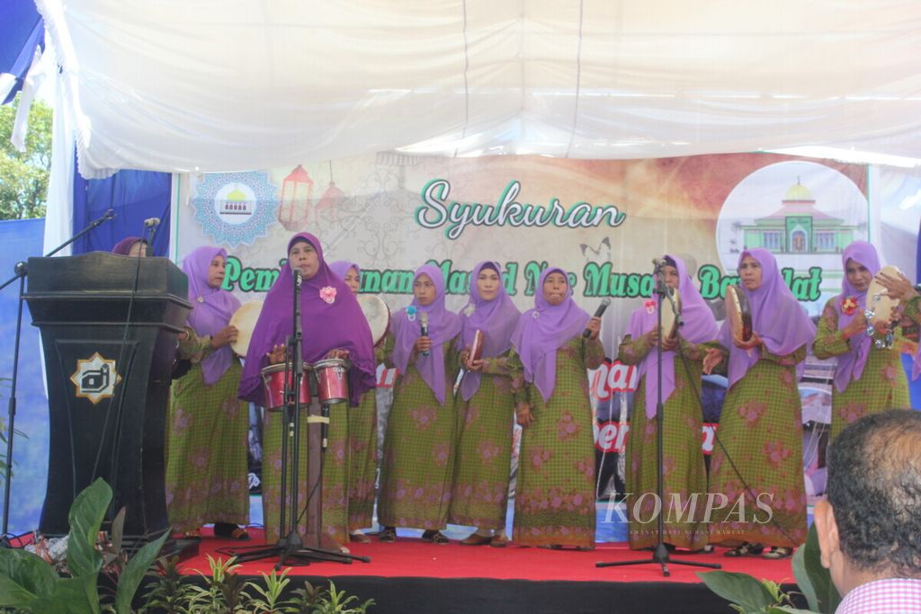 Kelompok ibu-ibu pengajian Kota Kupang sedang membawakan lagu kasidah pada pembangunan masjid di Batuplat, Kota Kupang, beberapa waktu lalu.