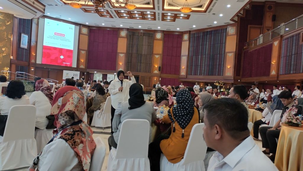 Menteri Sosial Tri Rismaharini memberi semangat sebanyak 4.051 keluarga penerima manfaat Pahlawan Ekonomi Nusantara (Pena) di acara Graduasi Penerima Manfaat Pahlawan Ekonomi Nusantara Periode Agustus-September 2023 Jakarta, Rabu (25/10/2023).