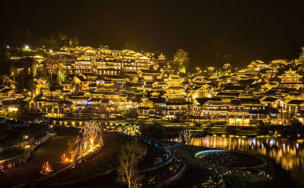 Foto dari udara yang diabadikan pada 24 Januari 2023 ini menunjukkan pemandangan malam di Wujiangzhai, sebuah tempat wisata yang berlokasi di Zunyi, Provinsi Guizhou, China barat daya. 
