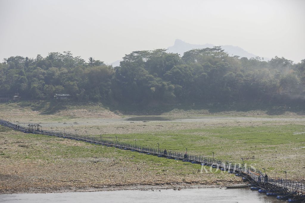 Pengendara sepeda motor melintas di jembatan apung yang menghubungkan Kecamatan Batujajar dan Kecamatan Cihampelas, Kabupaten Bandung Barat, Jawa Barat.