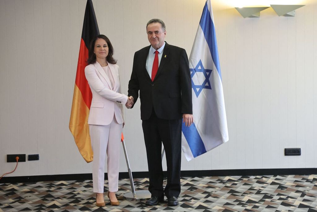 Menteri Luar Negeri Israel, Israel Katz, menerima Menlu Jerman Annalena Baerbock di Tel Aviv, Israel, 6 September 2024.