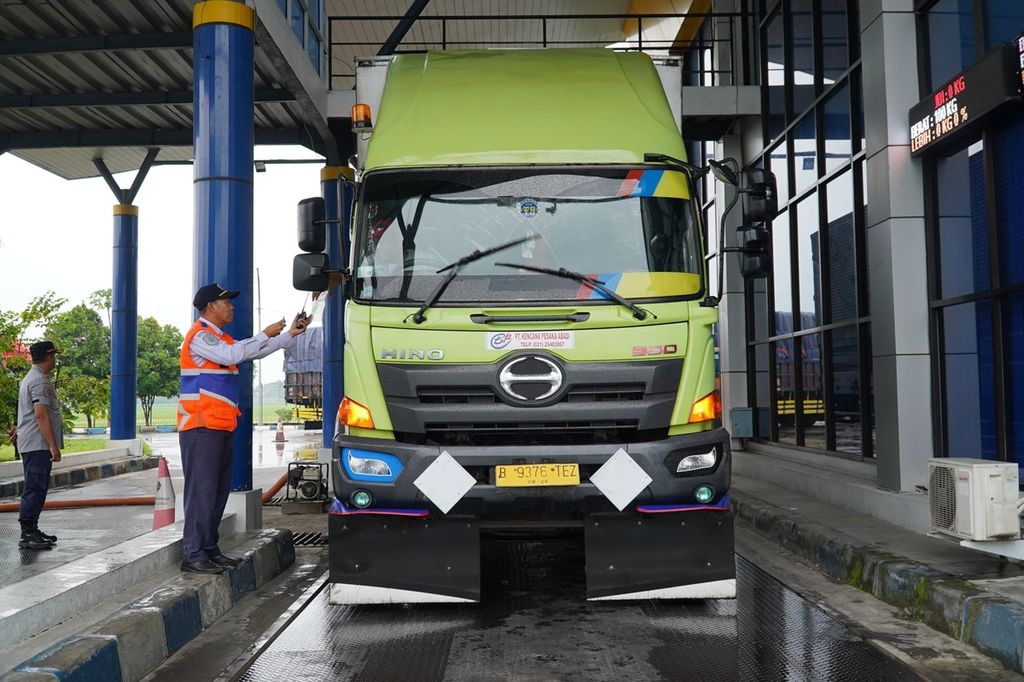 Petugas Balai Pengelola Transportasi Darat memeriksa salah satu truk di Unit Pelaksana Penimbangan Kendaraan Bermotor (UPPKB) Balonggandu di Kabupaten Karawang, Jawa Barat, Senin (19/8/2024). Pemeriksaan kendaraan angkutan berlangsung serentak di enam lokasi UPPKB yang terlaksana tanggal 19 hingga 25 Agustus 2024.