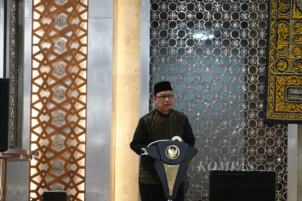 Direktur Keuangan Sosial Syariah Ahmad Juwaini memberikan sambutan pada acara Indonesia Qur'an Hour 2024 di Masjid Istiqlal, Jakarta, Kamis (28/3/2024). 