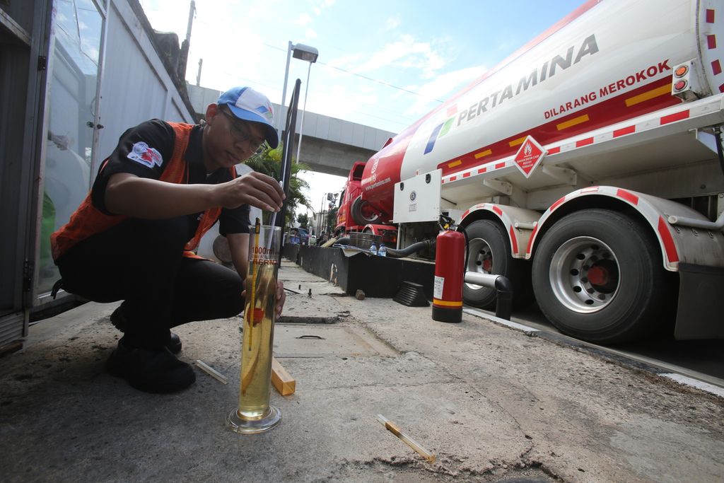 BBM yang dipindahkan di cek suhunya saat proses pengisian BBM dari mobil tangki ke tempat penyimpanan BBM di SPBU Coco Pertamina di Fatmawati, Jakarta, Selasa (14/1/2020). 