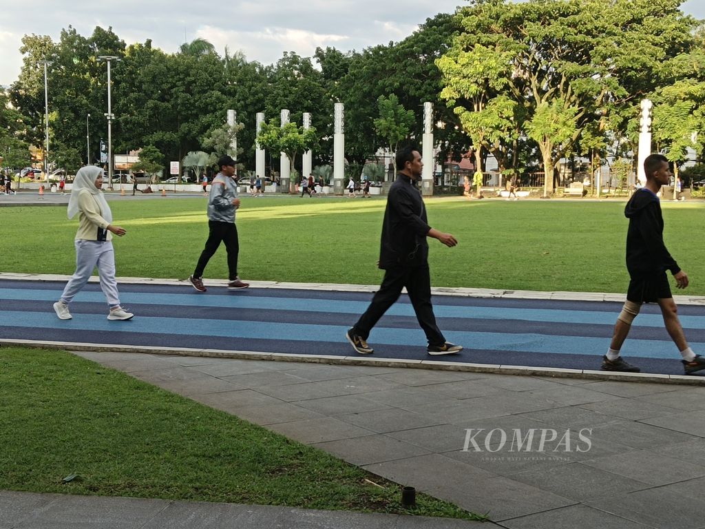 Warga mengisi waktu jelang berbuka puasa dengan berolahraga di Lapangan Gasibu, Kota Bandung, Jawa Barat, pada Rabu (20/3/2024). Salah satu olahraga yang dilakukan adalah berjalan kaki mengitari Lapangan Gasibu.