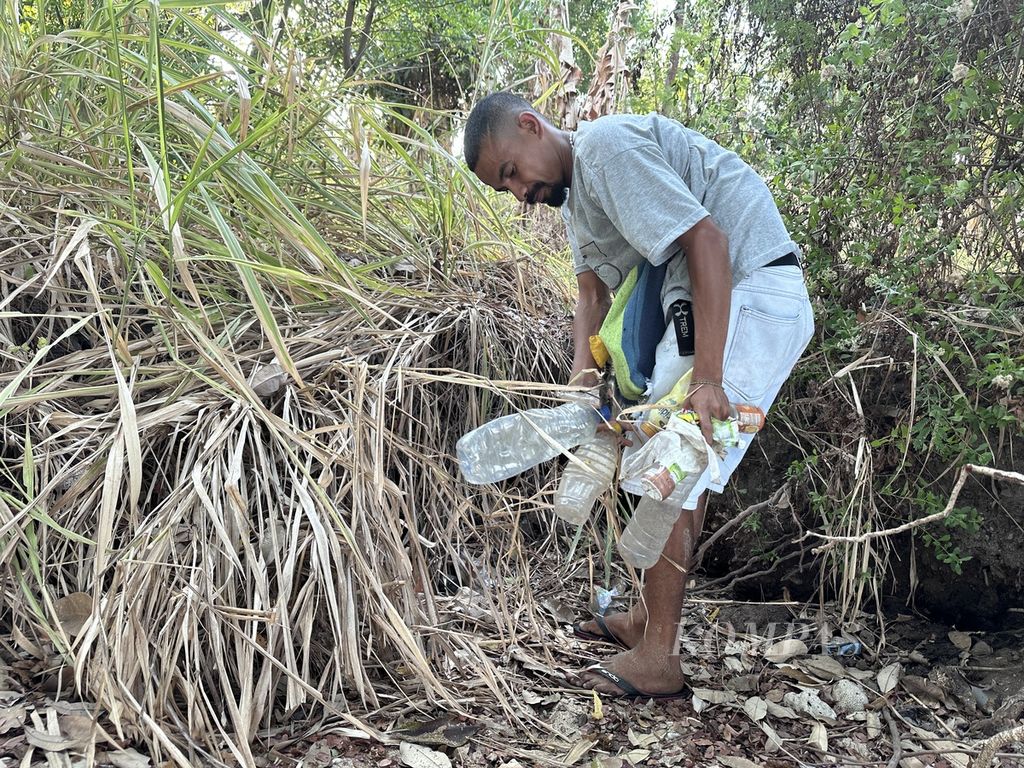 Berbagai sampah ditemukan saat aksi bersih-bersih di Pantai Ketapang, Kelurahan Sarotari Timur, Kecamatan Larantuka, Kabupaten Flores Timur, Nusa Tenggara Timur, terlihat indah, Rabu (1/11/2023).