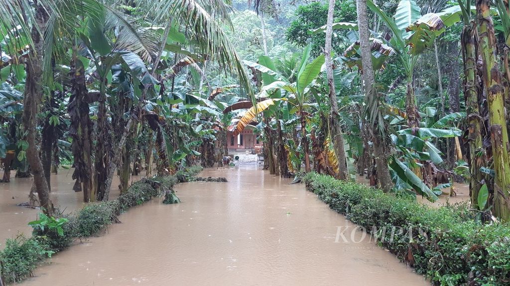 Banjir yang menggenangi salah satu rumah dan pekarangan warga di Dusun Rowotrate, Desa Sitiarjo, Kecamatan Sumbermanjing Wetan, Kabupaten Malang, Jawa Timur, pertengahan Oktober 2022.