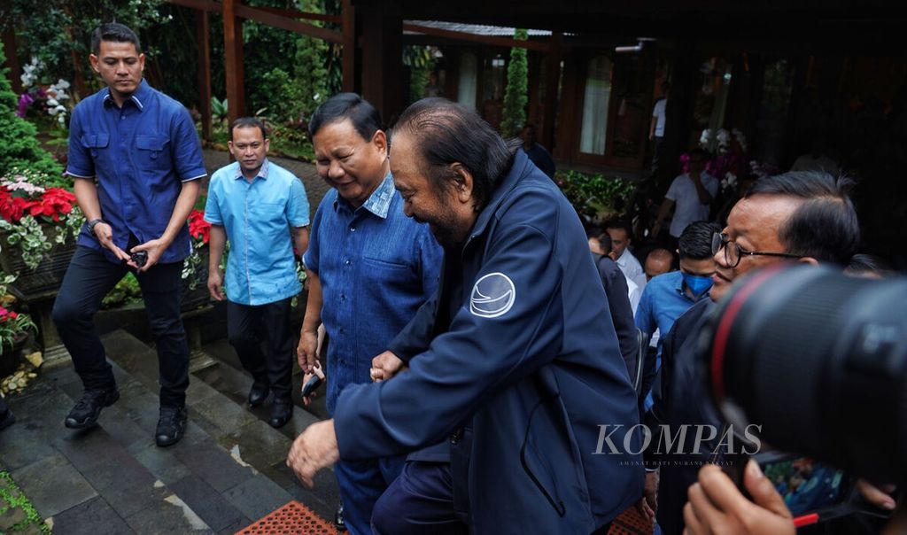 Ketua Umum Partai Gerindra Prabowo Subianto (kiri) saat mengantar Ketua Umum Partai Nasdem Surya Paloh (kanan) menuju mobil seusai bertemu di kediaman Prabowo Subianto di Hambalang, Kabupaten Bogor, Jawa Barat, Minggu (5/3/2023). 