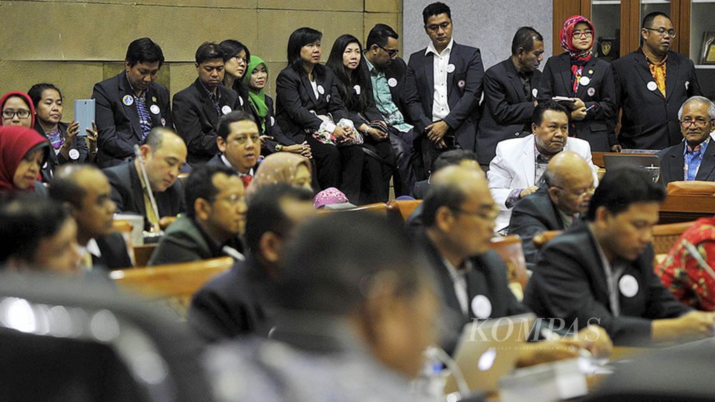 Dokter yang tergabung dalam Ikatan Dokter Indonesia melakukan rapat dengan Badan Legislasi DPR di Kompleks Parlemen, Senayan, Jakarta, beberapa waktu lalu. Mereka mendesak Baleg untuk merevisi UU No 20/2013 tentang Pendidikan Kedokteran. 