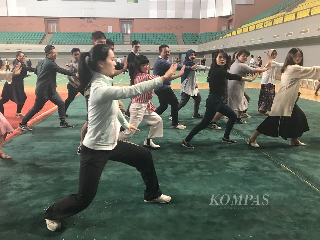 Para mahasiswa Indonesia mengikuti gerakan taichi yang diperagakan mahasiswi Jimey University, Fujian, Senin (16/4/2018). Program pertukaran pelajar Indonesia-China ini diharapkan menjadi fondasi kerja sama pada masa datang.
