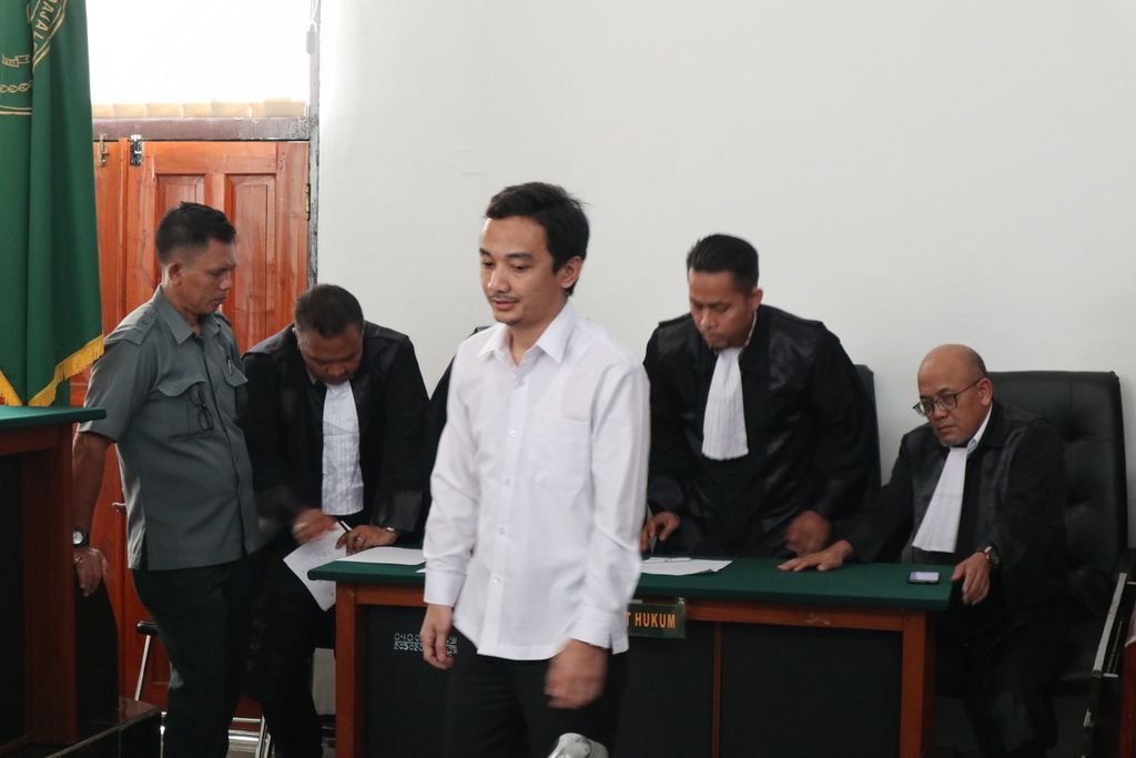 Irfan Nur Alam (baju putih), terdakwa kasus penembakan dan pengeroyokan, menjalani sidang di Pengadilan Negeri Majalengka Kelas II, Jawa Barat, Senin (30/12/2019). 