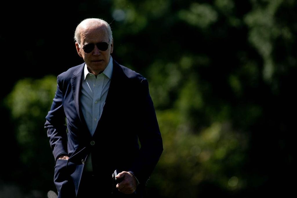 Presiden AS Joe Biden berjalan di halaman selatan Gedung Putih di Washington DC, AS, 5 Juni 2022. 