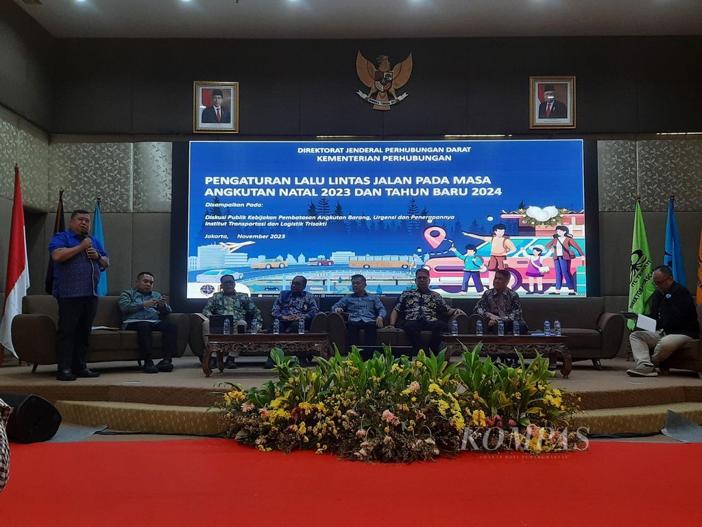 Direktur Lalu Lintas Jalan Kementerian Perhubungan Ahmad Yani menjelaskan mengenai rencana pembatasan operasional angkutan darat di Jakarta, Selasa (28/11/2023). 