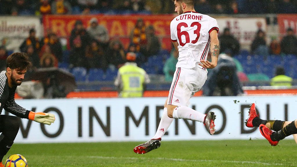 Patrick Cutrone (kanan)  mencetak gol pertama AC Milan ke gawang AS Roma di Stadion Olimpico, Roma, Minggu (25/2), pada lanjutan laga Serie A. AC Milan mengalahkan tuan rumah, 2-0. 