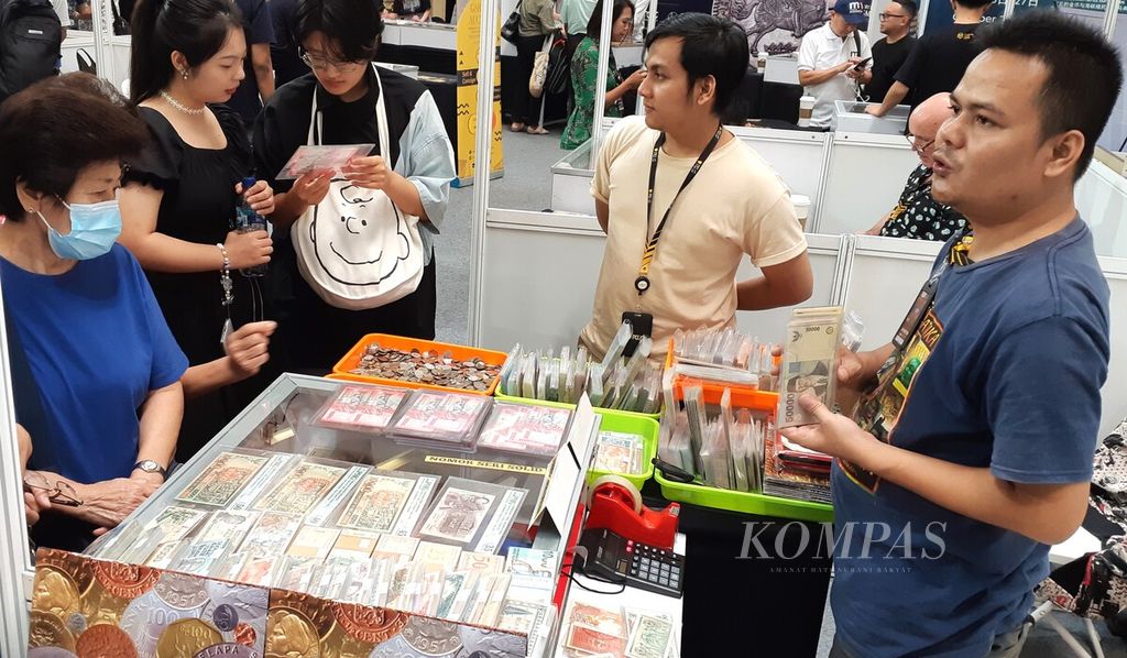 Suasana Pameran Indonesia Numismatic Show (INS) 2 di Jakarta, Jumat (1/9/2023). Pameran ini diikuti lebih dari 60 pelaku numismatik dari sejumlah negara.