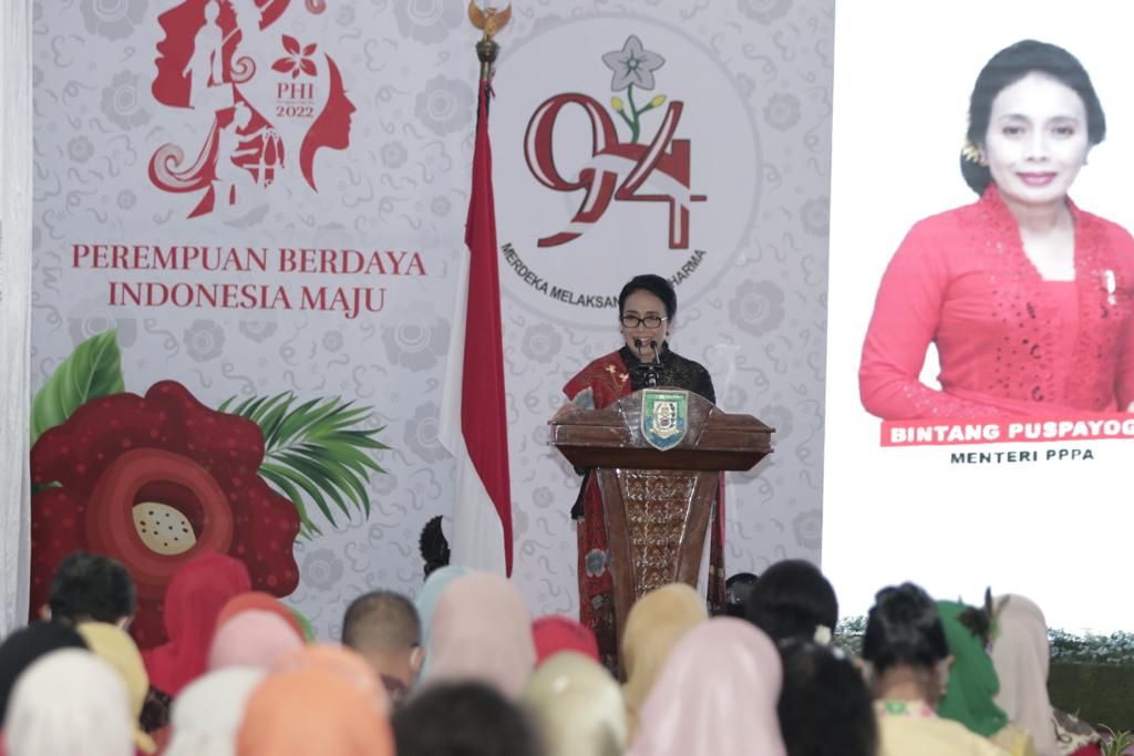 Menteri Pemberdayaan Perempuan dan Perlindungan Anak (PPPA) I Gusti Ayu Bintang Darmawati, menyampaikan sambutan pada Puncak Puncak Peringatan Hari Ibu (PHI) ke-94 di Bengkulu, Kamis (22/12/2022).