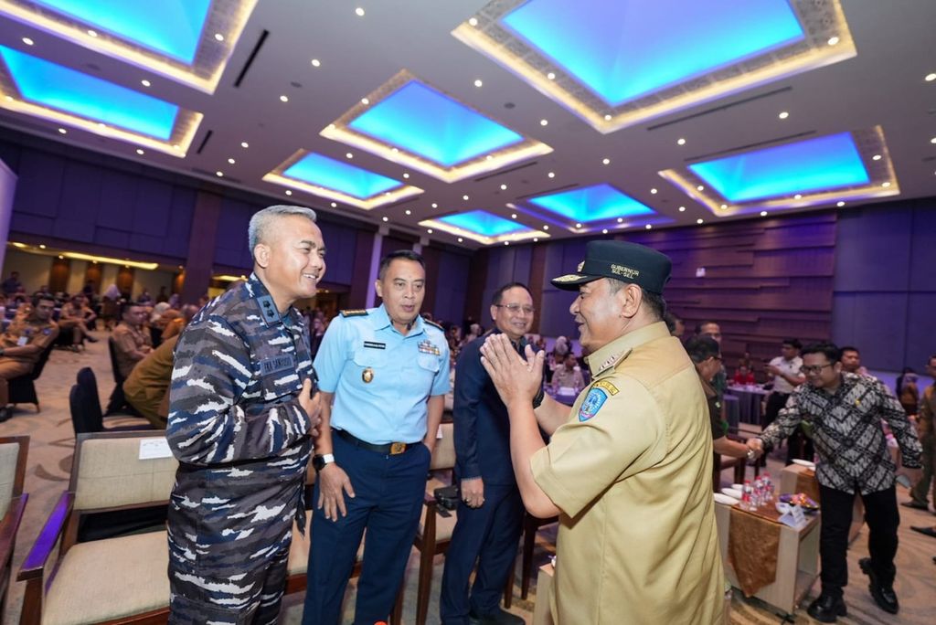 Penjabat Gubernur Sulsel Bahtiar Baharuddin berbincang dengan pejabat dati TNI AL dan AU usai rapat koordinasi terkait kesiapsiagaan Pemilu 2024, Selasa (30/1/2024).