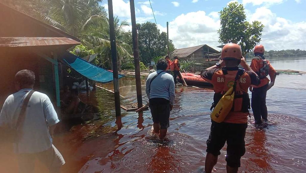 Tim gabungan menyisir lokasi yang terdampak banjir di Kutai Barat, Kalimantan TImur, Selasa (21/5/2024).