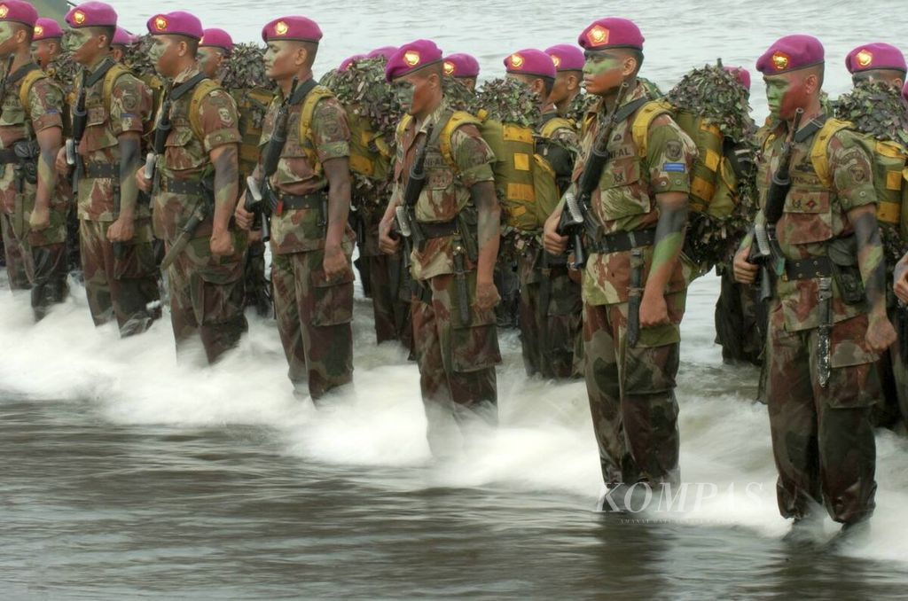 Prajurit Marinir berbaris saat mengikuti kegiatan pendaratan amfibi di Pantai Banongan, Situbondo, Sabtu (2/2/2008).