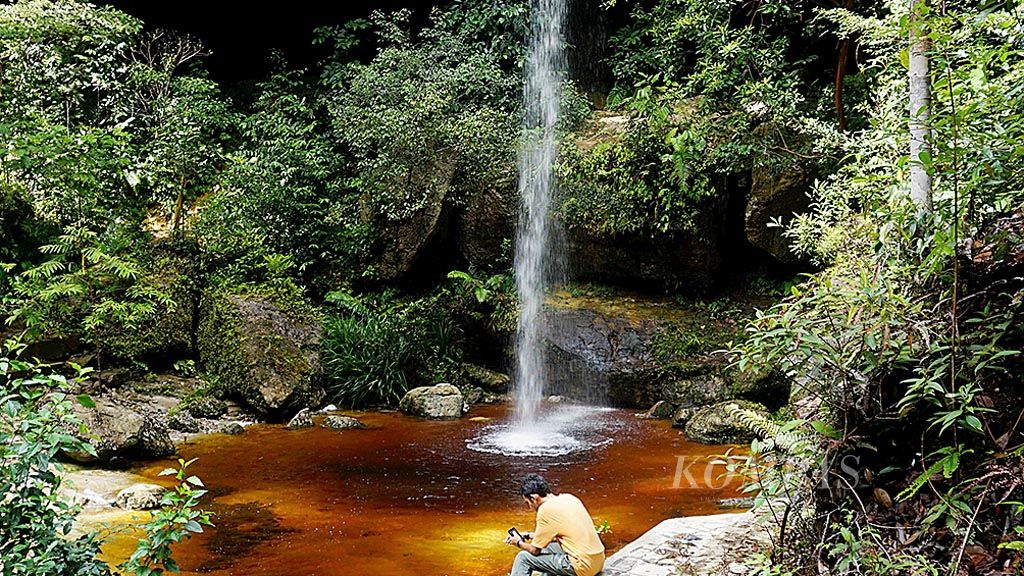 Keindahan air terjun Bawin Kameloh yang berada di Taman Hutan Raya  Lapak Jaru, Kabupaten Gunung Mas, Kalimantan Tengah, Minggu (4/2). Air terjun tersebut menjadi salah satu destinasi wisata yang ada di wilayah konservasi alam.
