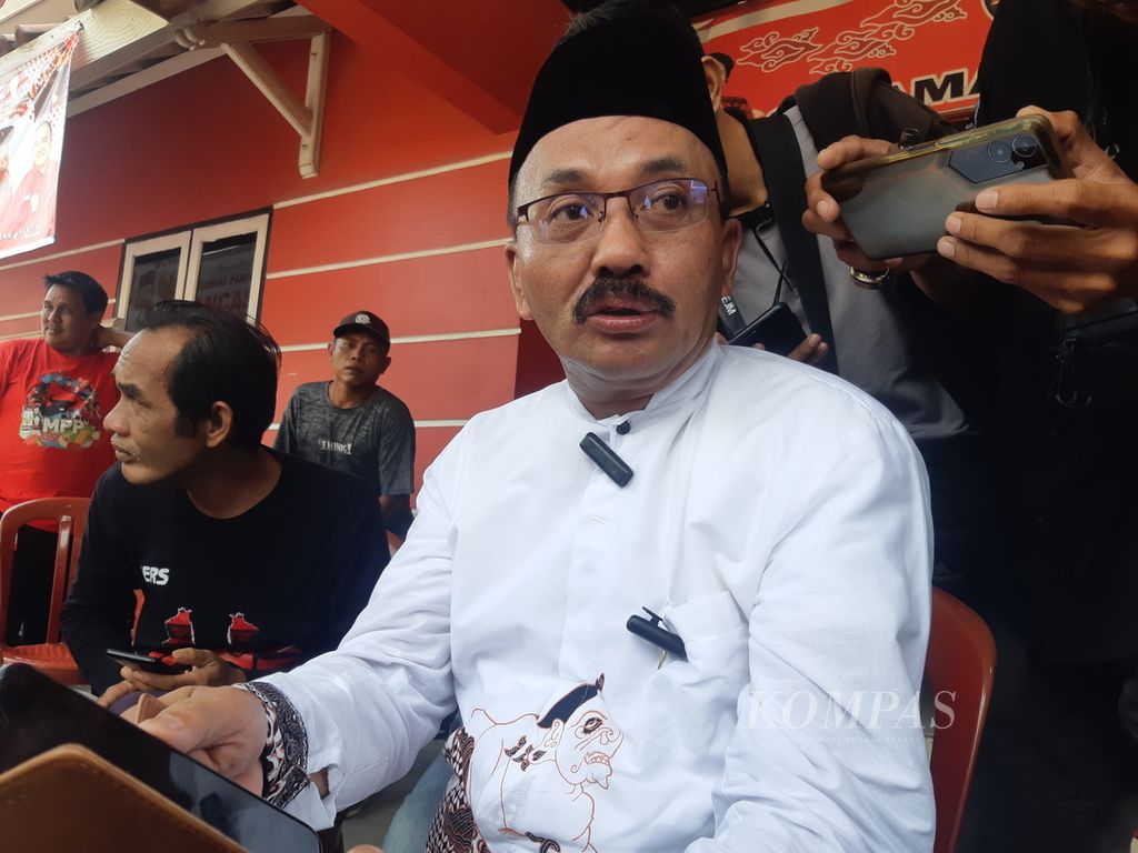 Tasiya Soemadi alias Gotas saat diwawancarai di Kantor DPC PDI-P Kabupaten Cirebon, Jawa Barat, Senin (5/6/2023). Lahan kantor itu menjadi polemik setelah Gotas, yang mengaku pemilik lahan, ingin menjual tanah itu.