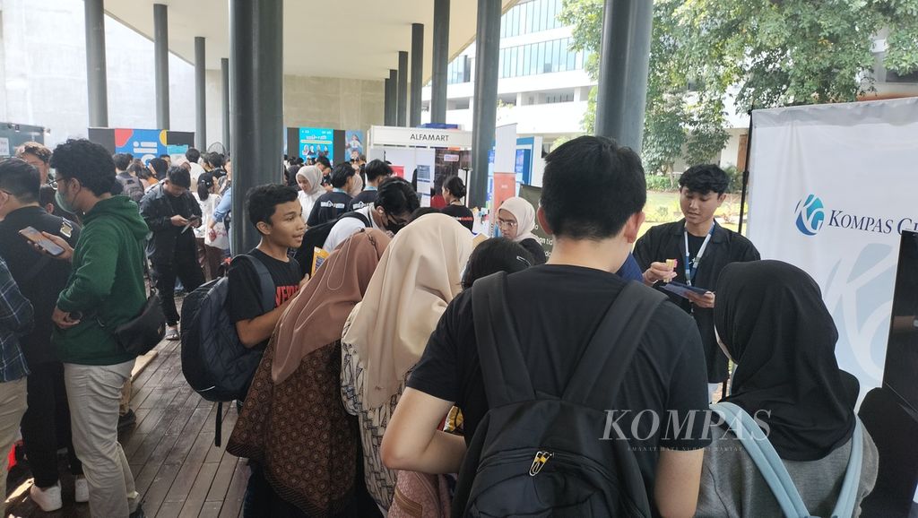 Illustration. Students stormed various booths from companies/industries that provide internship and certified independent study (MSIB) programs at the Merdeka Campus X Vocationfest in Jakarta on 11-12 December 2023.