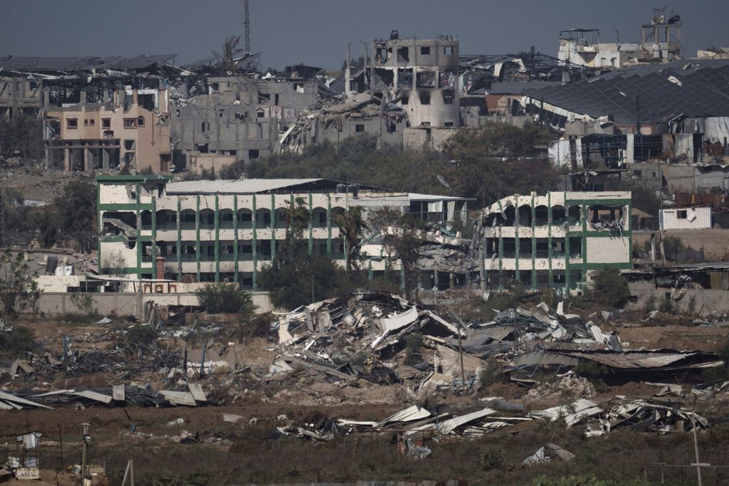 Kehancuran lahan pertanian dan bangunan di jalur Gaza, seperti terlihat dari Israel selatan, Jumat (22/12/2023). 