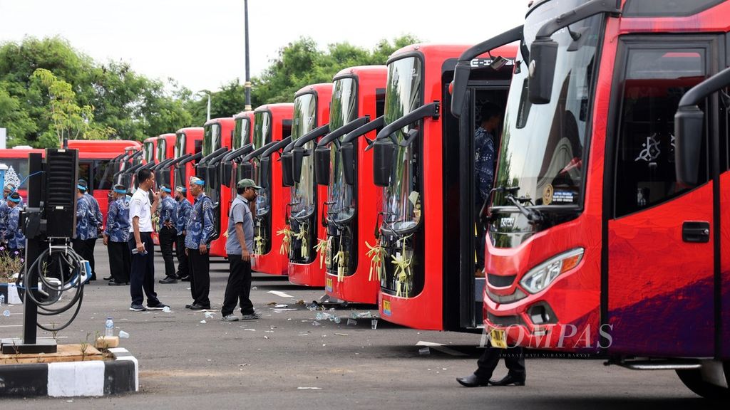 Bus drivers get ready  to drive electric-powered buses at the Benoa Harbor terminal in Denpasar, Bali, on Wednesday (11/9/2022). The government is providing 30 medium-sized electric buses and one large electric bus as commuter transportation during G20 Summit.