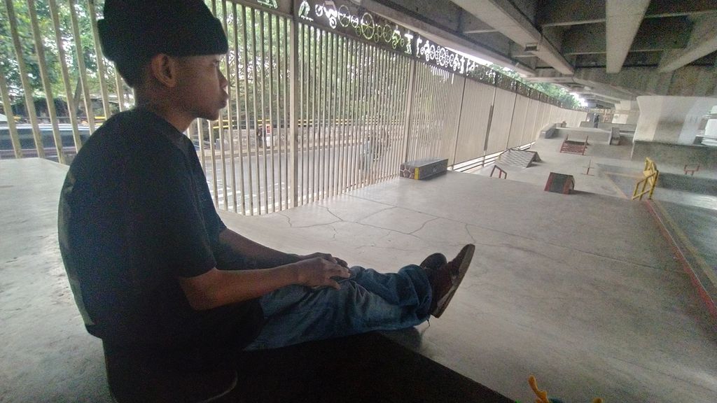Fahri Hendriawan tengah beristirahat setelah bermain skateboard sejak pukul 13.00 di Skatepark Pasar Rebo, Cijantung Jakarta Timur, Minggu (30/10/2022).
