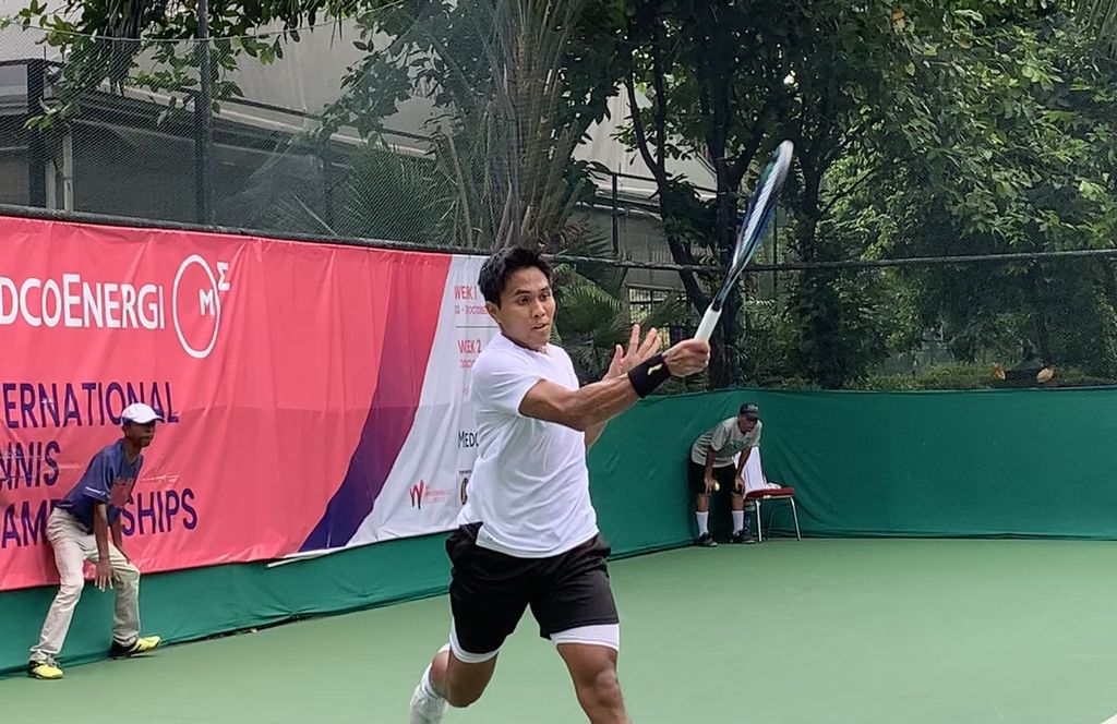 Petenis Indonesia M Rifqi Fitriadi memukul bola melawan petenis Taiwan Tsung Hao Huang pada pertandingan babak 16 besar Seri Kedua Turnamen Tenis Internasional Medco Energi 2022, di lapangan tenis Hotel Sultan, Jakarta, Kamis (3/11/2022). Rifqi dikalahkan Tsung, 2-6, 5-7.